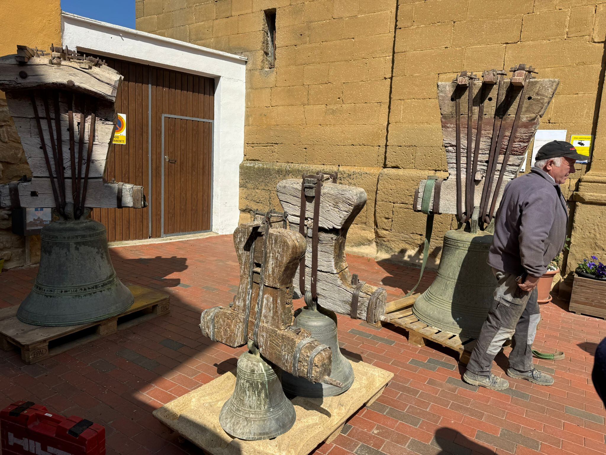 Desmontaje de las campanas en Biscarrués
