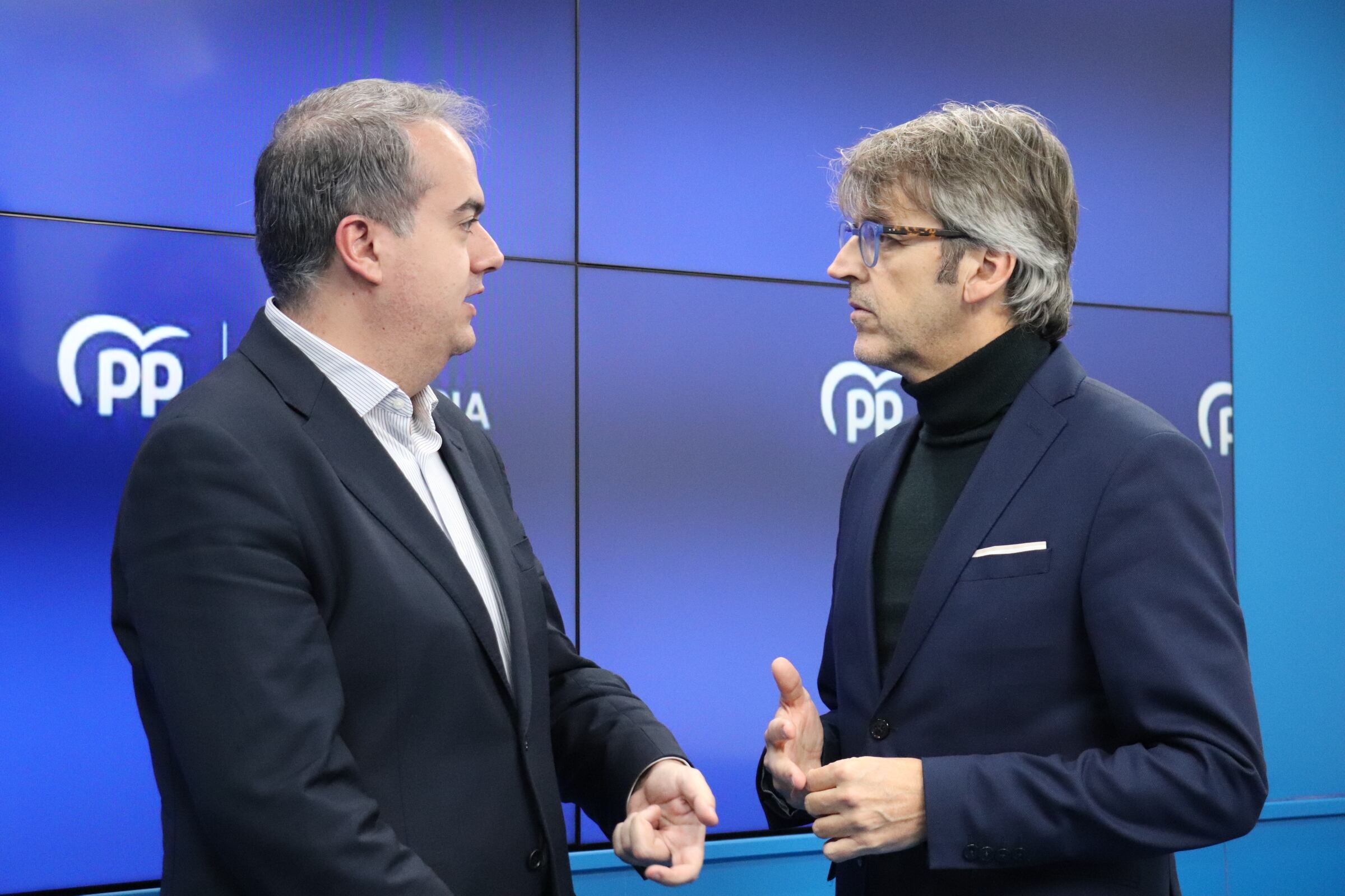 El vicesecretario de Desarrollo Económico del PP de la Región de Murcia, Luis Marín, junto con el secretario ejecutivo de Economía, Nicolás Gonzálvez,