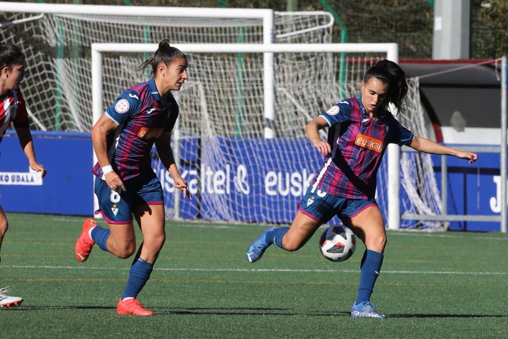 Campos y Jone Ibañez durante el encuentro ante el Athletic B