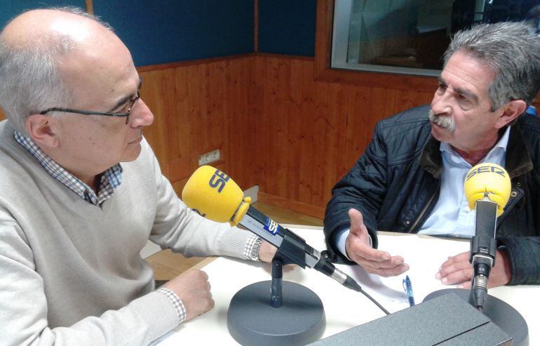 Fotografía de archivo de Miguel Ángel Revilla en los estudios de la Cadena SER. 