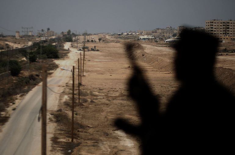 La silueta de un guardia de Hamás en la frontera entre Egipto y Gaza