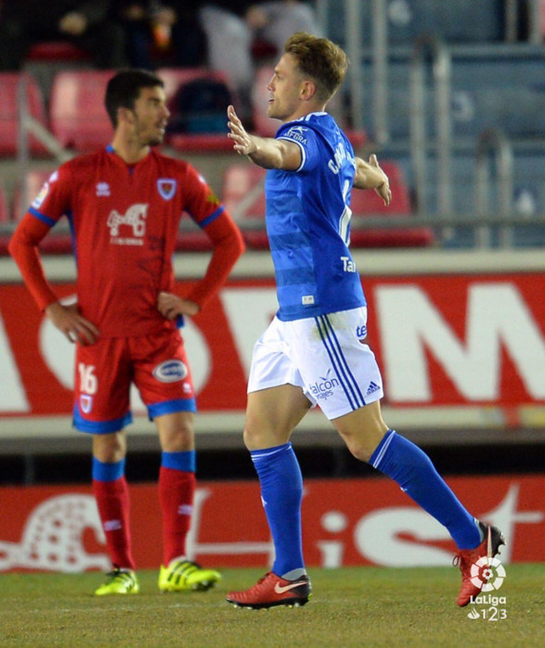 Carlos Fernández celebra el 1-2 marcado en Los Pajaritos.