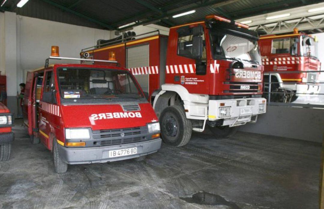 Imagen de archivo de varios vehículos de los bomberos en el Parque Insular