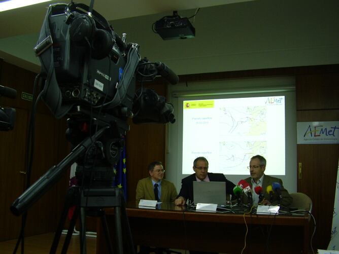 José Pablo Ortiz de Galisteo y José Antonio Martínez Bermejo atienden las explicaciones de Juan Pablo Álvarez en la AEMET