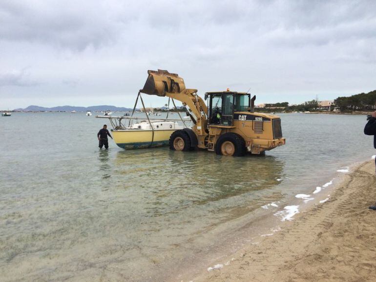 Momento de la retirada de la embarcación