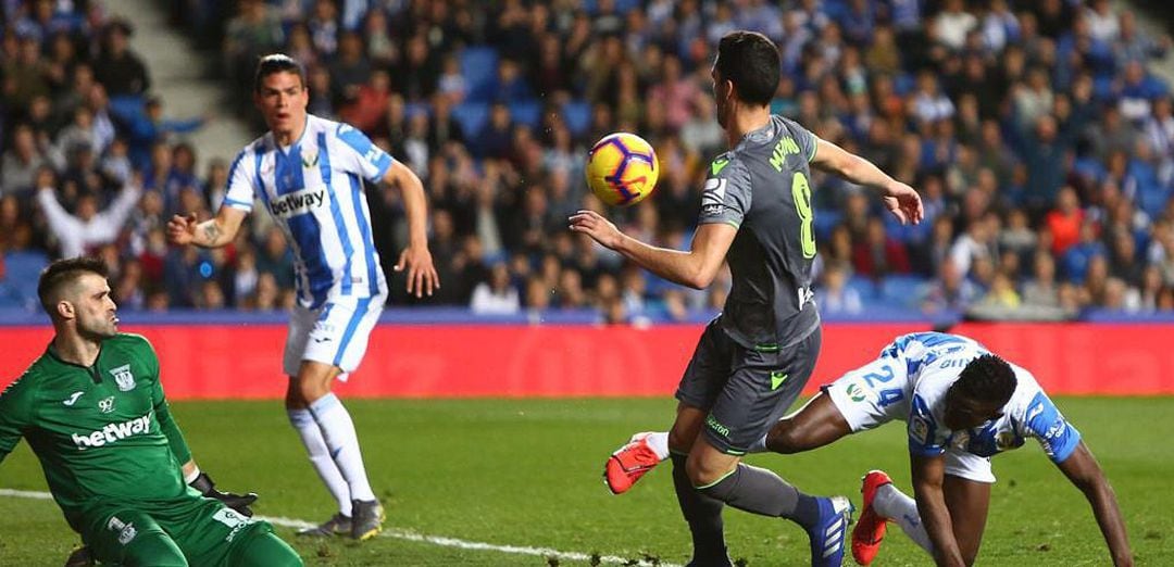 Con los pepineros Cuellar (1) y Omeruo (24) en los suelos, Merino (8) intenta rematar a puerta en el partido disputado la pasada jornada en Anoeta.