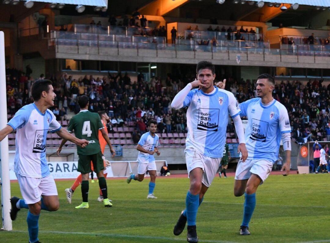 Brais Abelenda celebra uno de su goles en el Vero Boquete