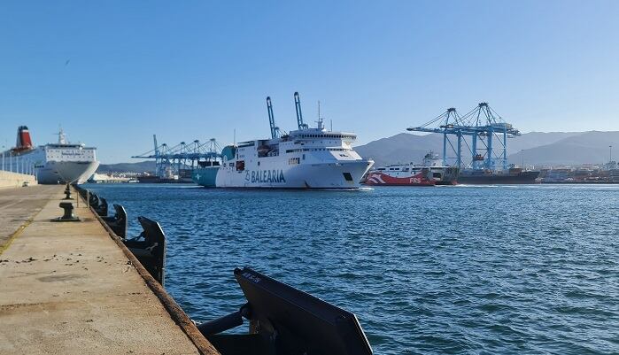 Un ferry de Balearia en Algeciras