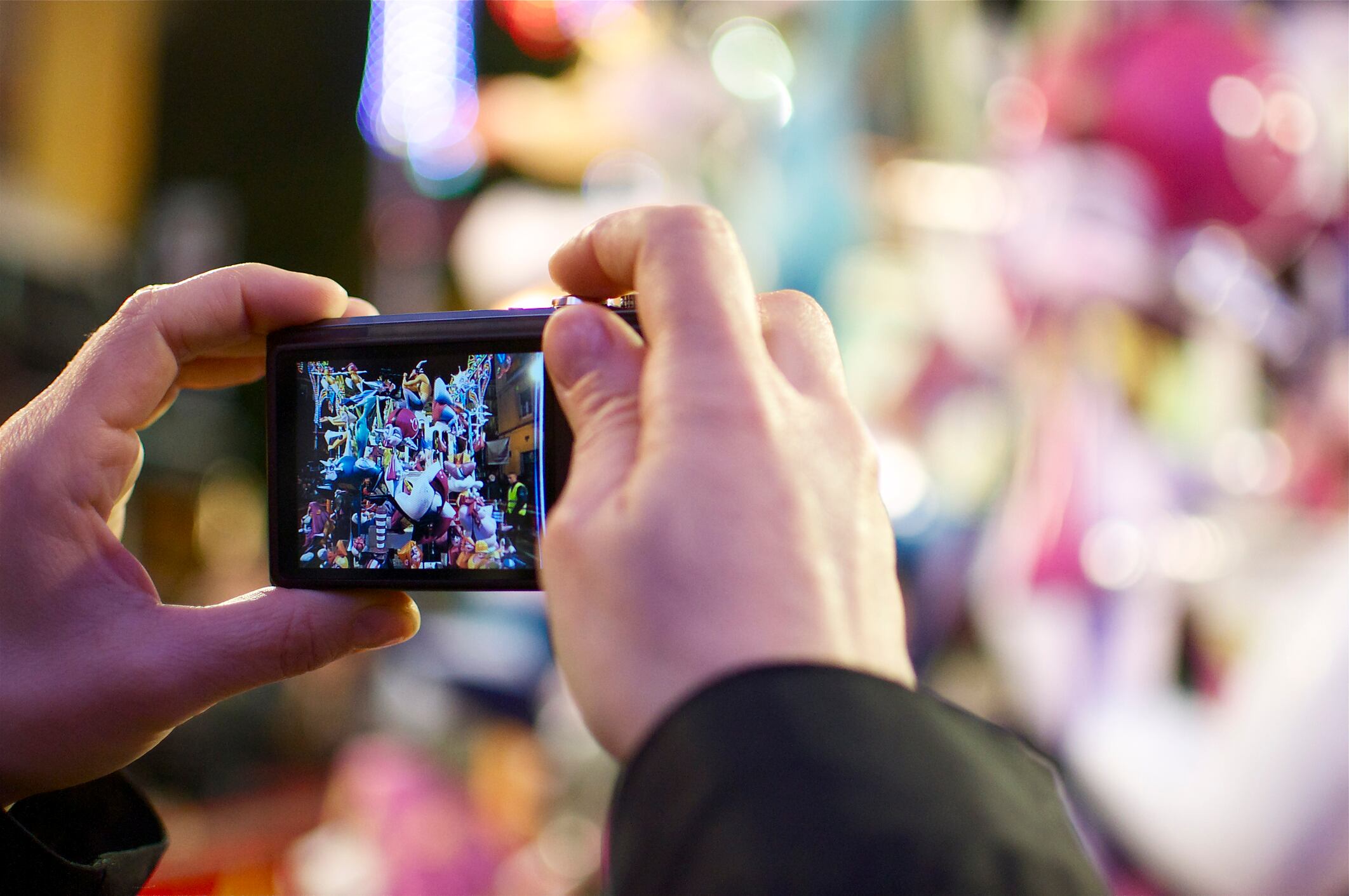 Turista fotografiando Fallas en una imagen de archivo.