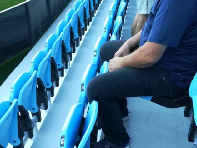 Aficionado del Celta sentado en los nuevos asientos de Río Bajo.