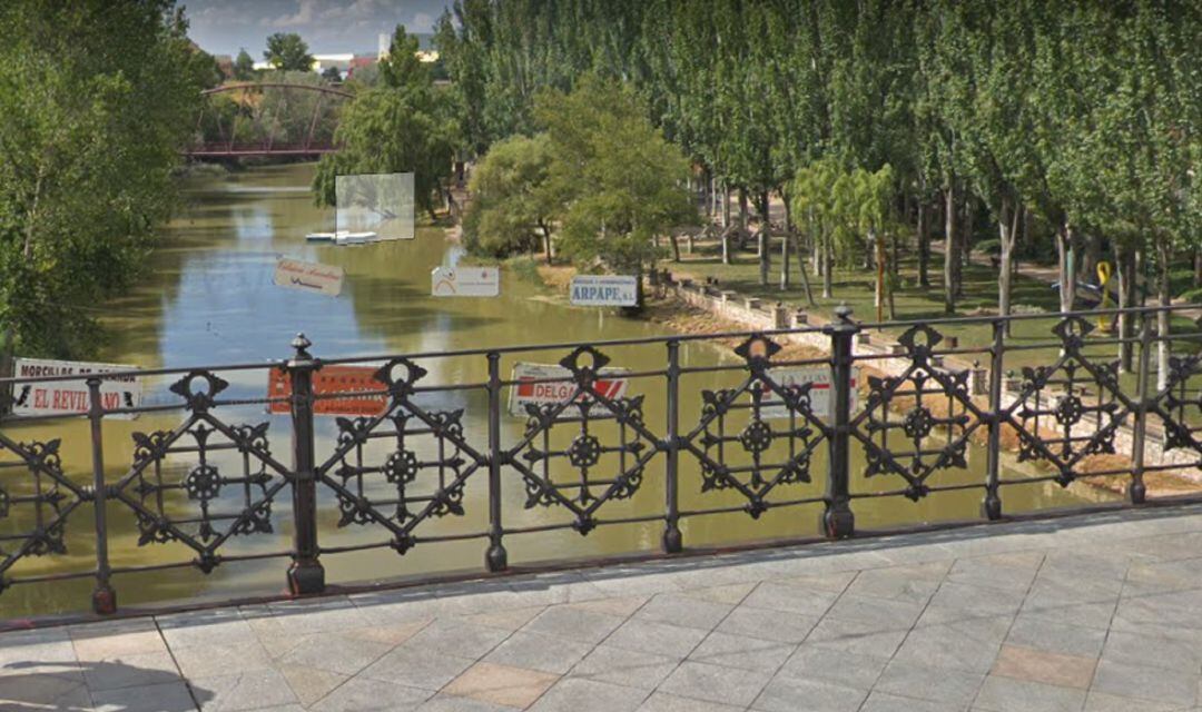 Las pancartas de las regatas en el cauce del río desde el puente Duero.