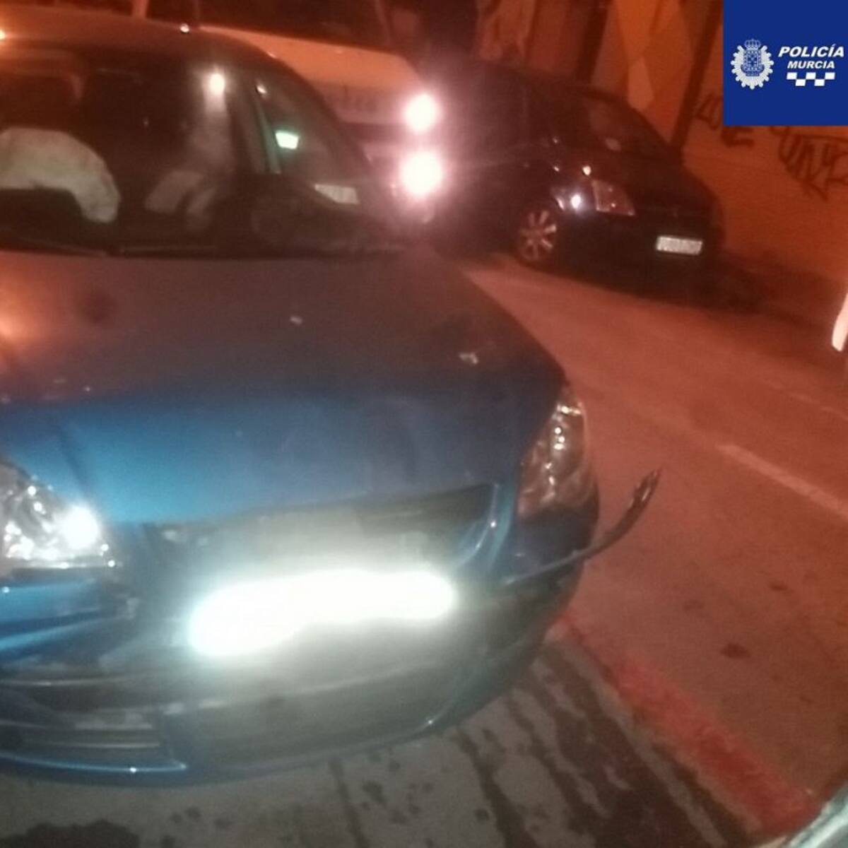 Colisiona contra varios vehículos estacionados en el barrio del Carmen triplicando la tasa de alcohol