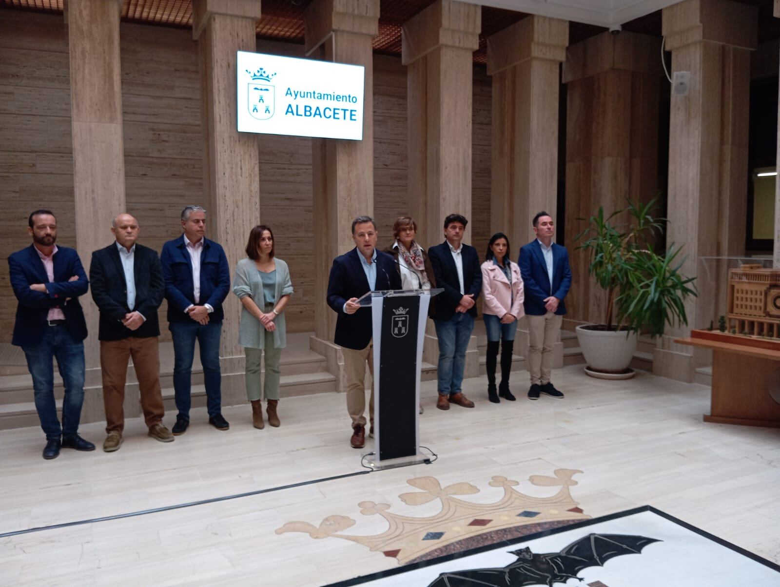 Comparecencia de Manuel Serrano, rodeado de sus concejales