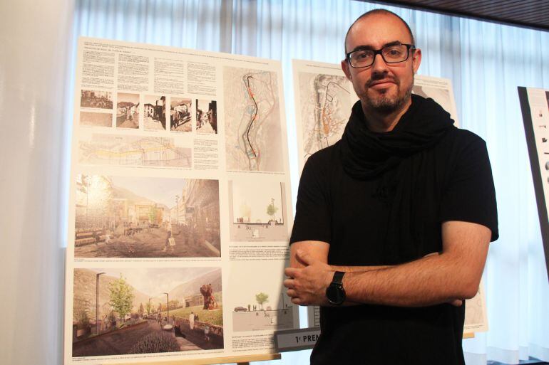 L'arquitecte Miquel Mercé, davant del seu projecte, el guanyador del concurs d'idees per a la remodelació del centre d'Encamp.