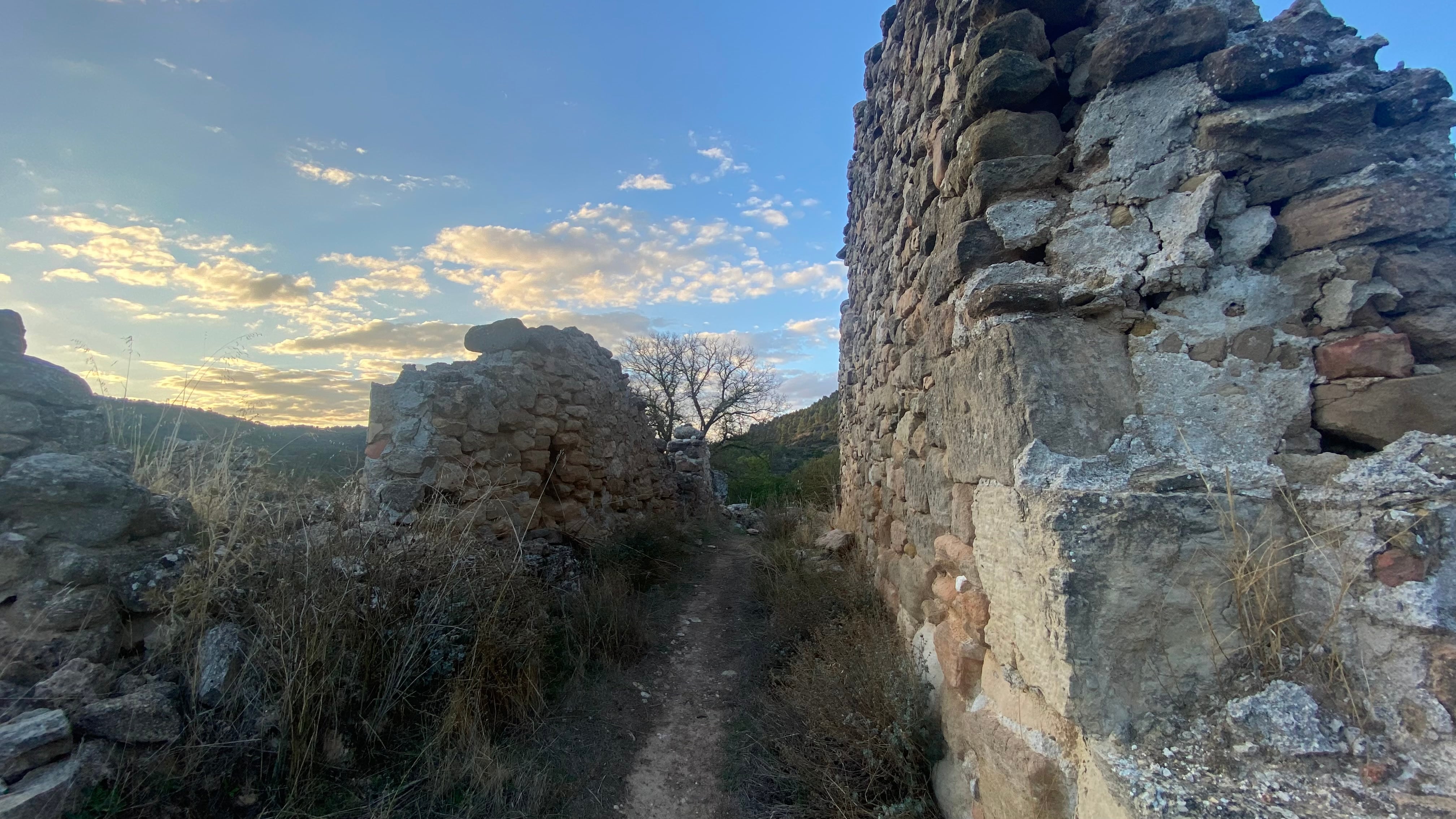 Calles en ruinas de Valdecabrillas.