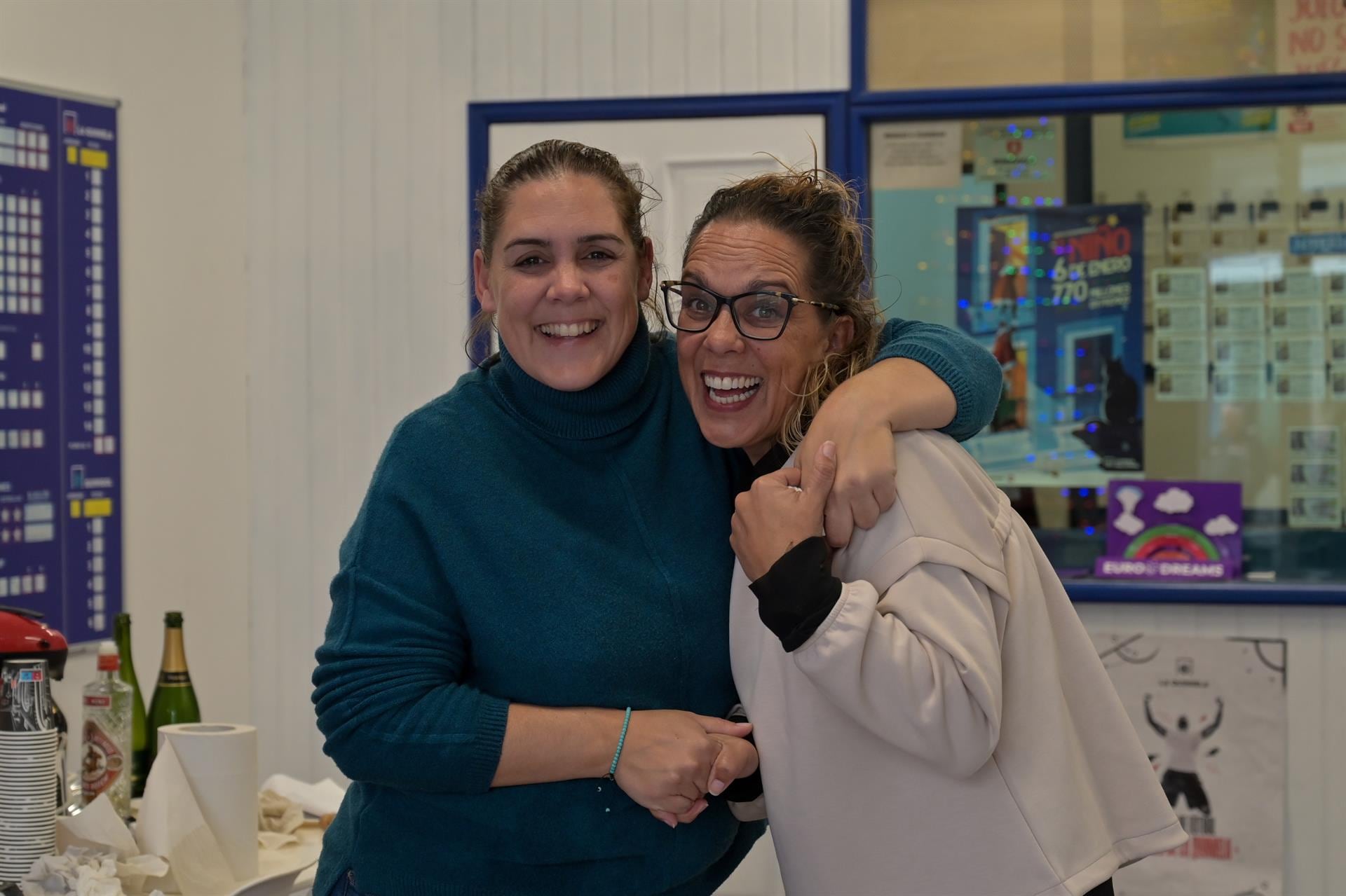 Tibisara y su hermana Jéssica celebrando en la administración tras ganar El Gordo