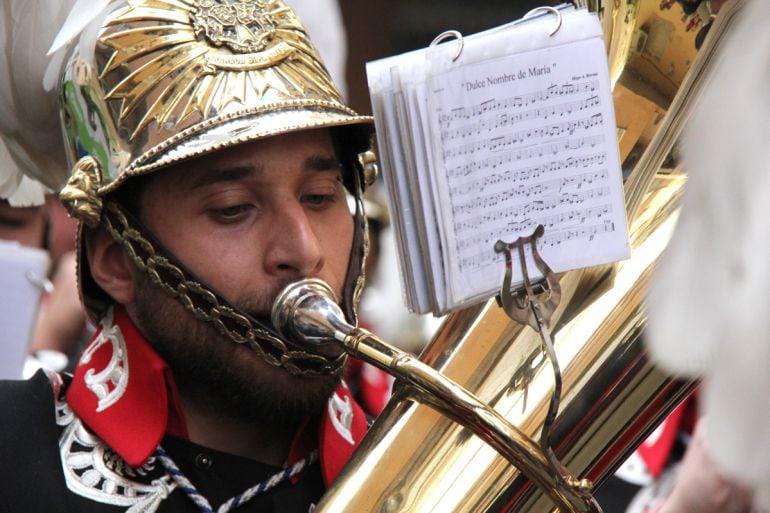 Integrante de la banda de Jesús Despojado con el uniforme que será sustituido a partir de esta Cuaresma