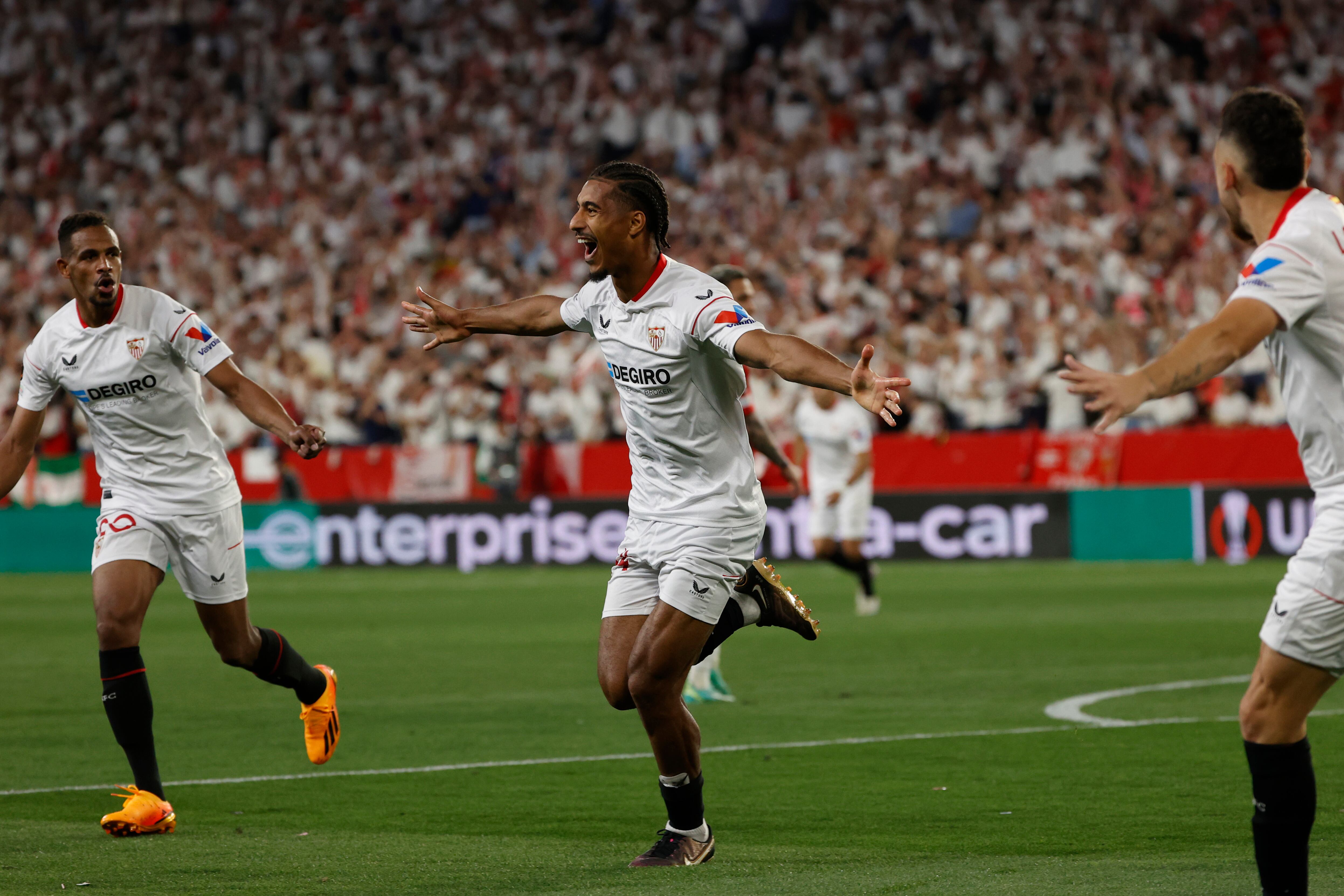 Sevilla, 20/04/2023.-El defensa francés del Sevilla Loïc Badé (c) celebra tras marcar ante el Manchester durante el partido de vuelta de cuartos de final de Europa League que enfrenta este jueves al Sevilla FC y al Manchester United en el estadio Ramón Sánchez-Pizjuán de la capital hispalense. EFE/ Julio Muñoz
