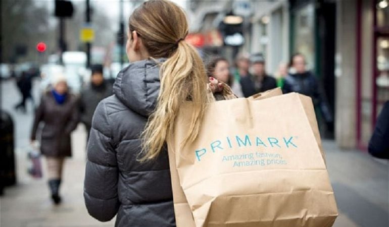 Una compradora de Primark por las calles de Reino Unido. 