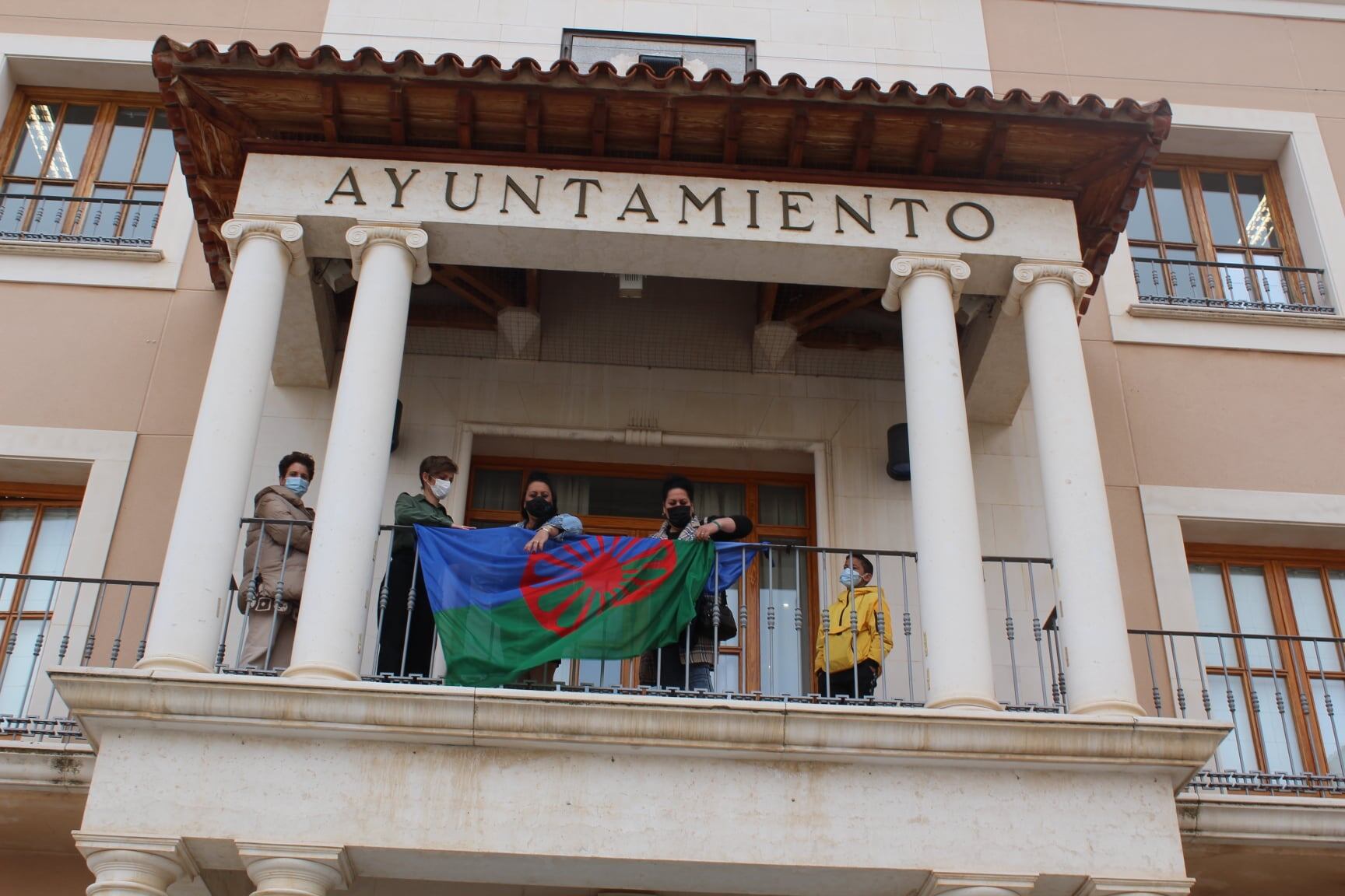 Colgando la bandera en el Ayuntamiento