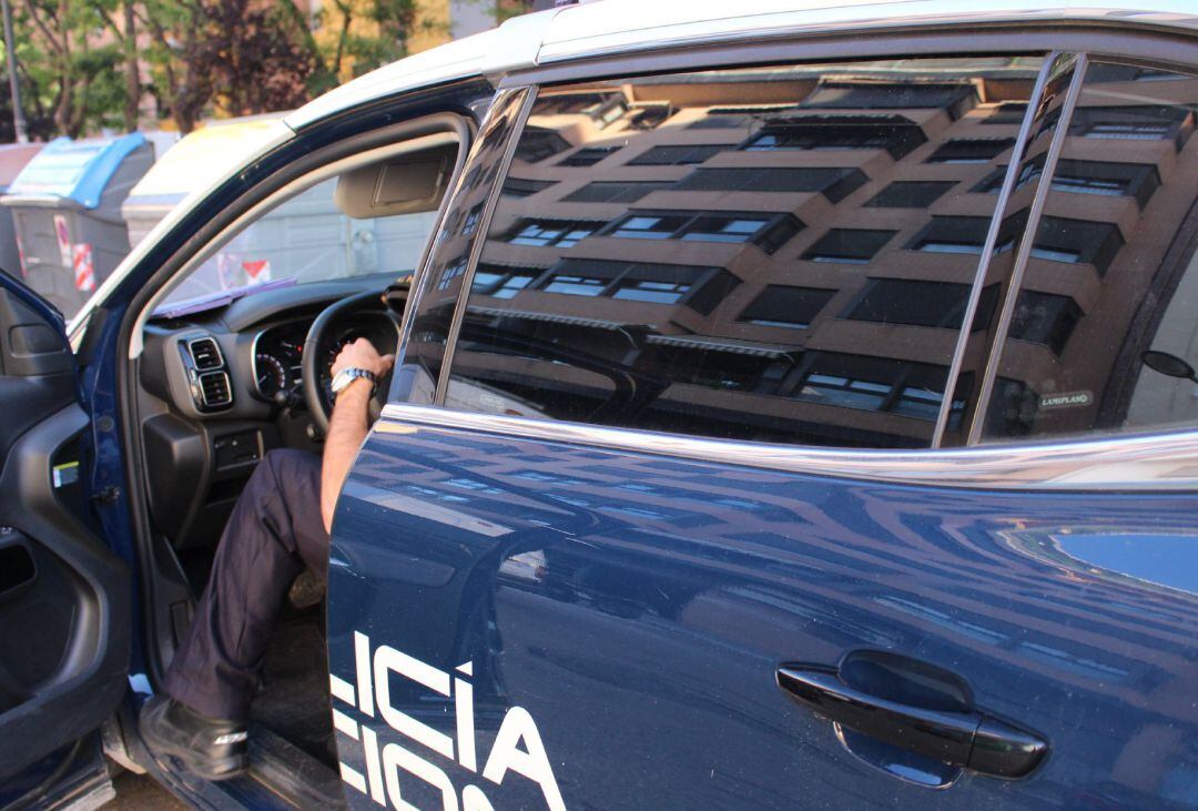 Policía Nacional en un coche patrulla