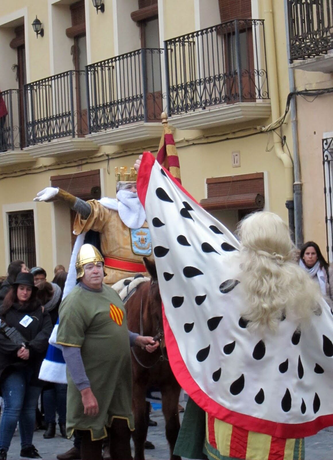 El Rey Pàixaro saluda al público presente