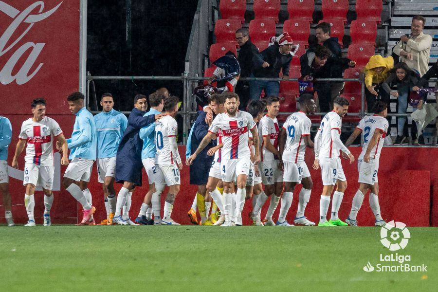 El Huesca celebra el gol de Ratiu