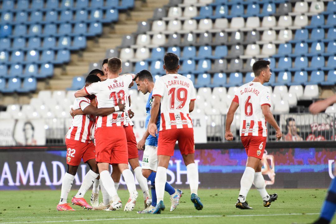 Los jugadores celebrando el 2-0, obra de Chumi.