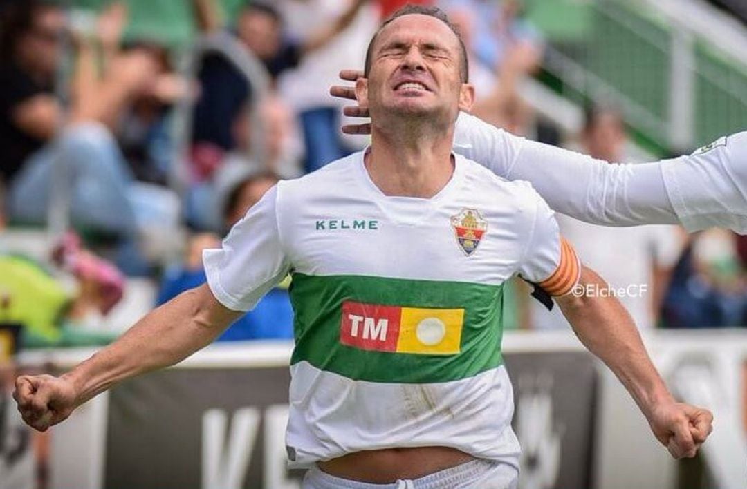 Nino celebra uno de sus goles con el Elche en el Martínez Valero