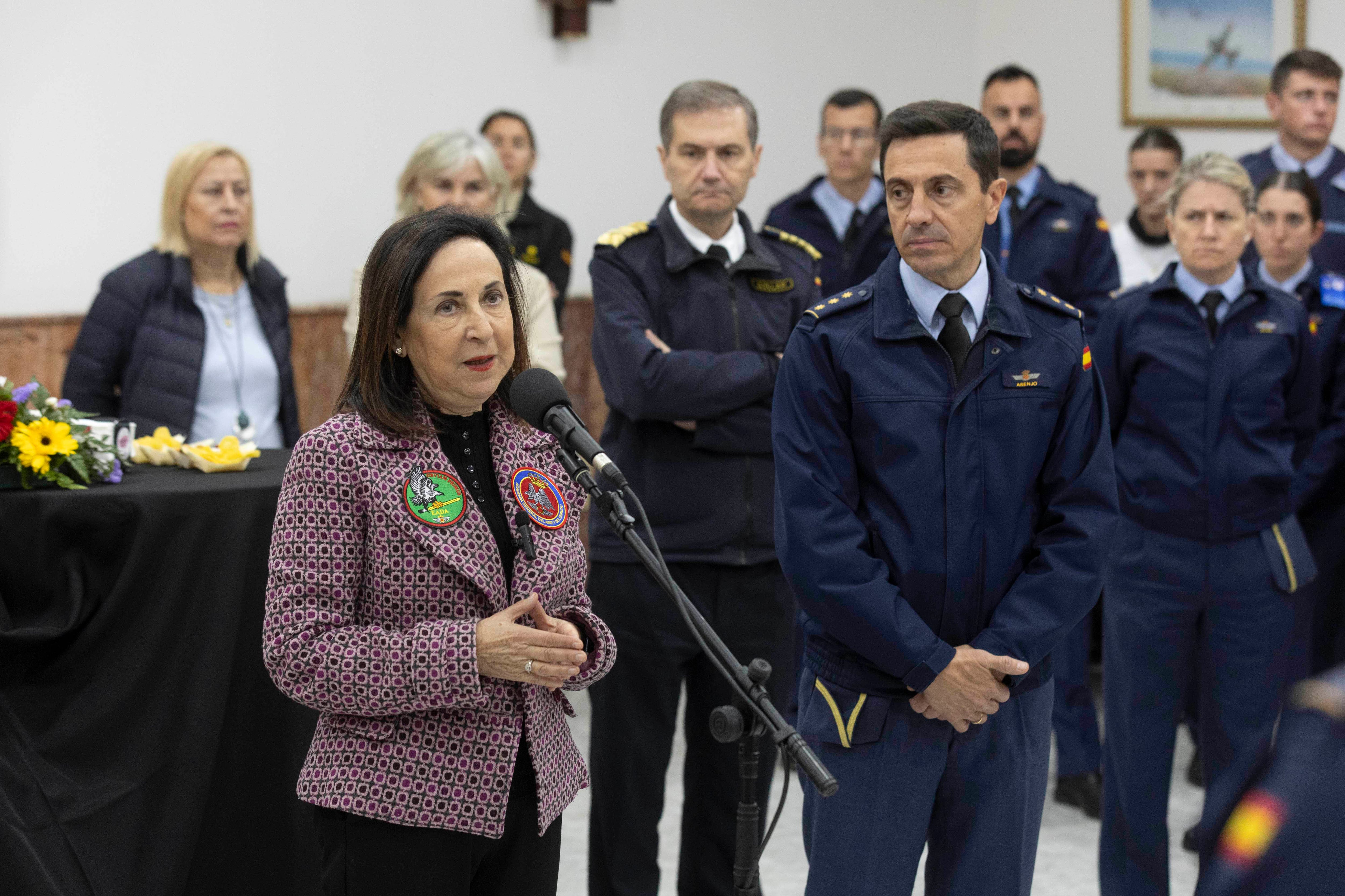 MURCIA, 04/12/2025.- La ministra de Defensa Margarita Robles (i), acompañada por el coronel director de la Academia General del Aire de San Javier (AGA), Luis González Asenjo (d), durante su intervención este jueves en su visita a la AGA en San Javier (Murcia). EFE/Marcial Guillén
