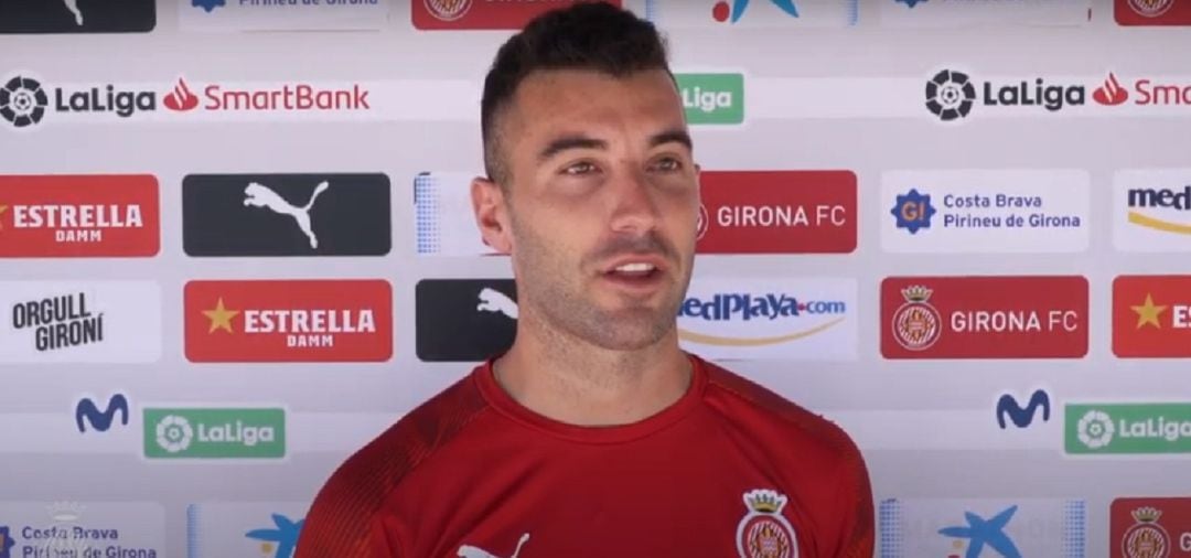 Borja García atenent als mitjans del club aquest matí a La Vinya.