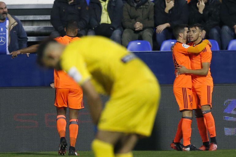 GRA512. LEGANÉS (MADRID), 29112016.- El delantero del Valencia Munir El Haddadi (d) celebra con sus compañeros su gol, el primero de su equipo frente al Leganés, durante el partido de ida de dieciseisavos de final de la Copa de Rey que se juega hoy en el 