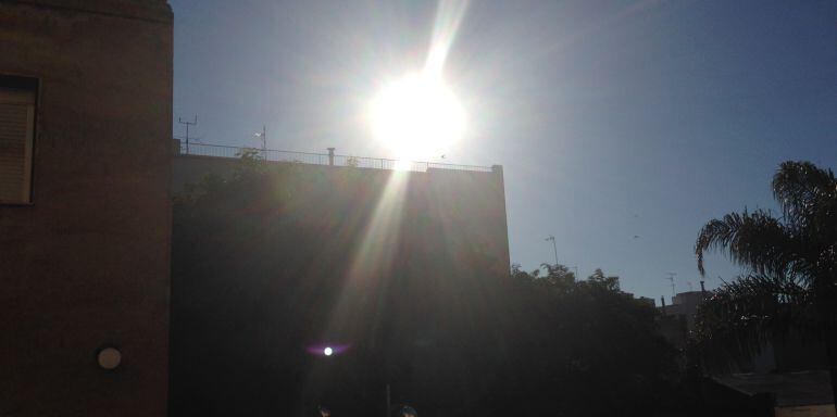 Estampa de bon matí amb sol radiant. 