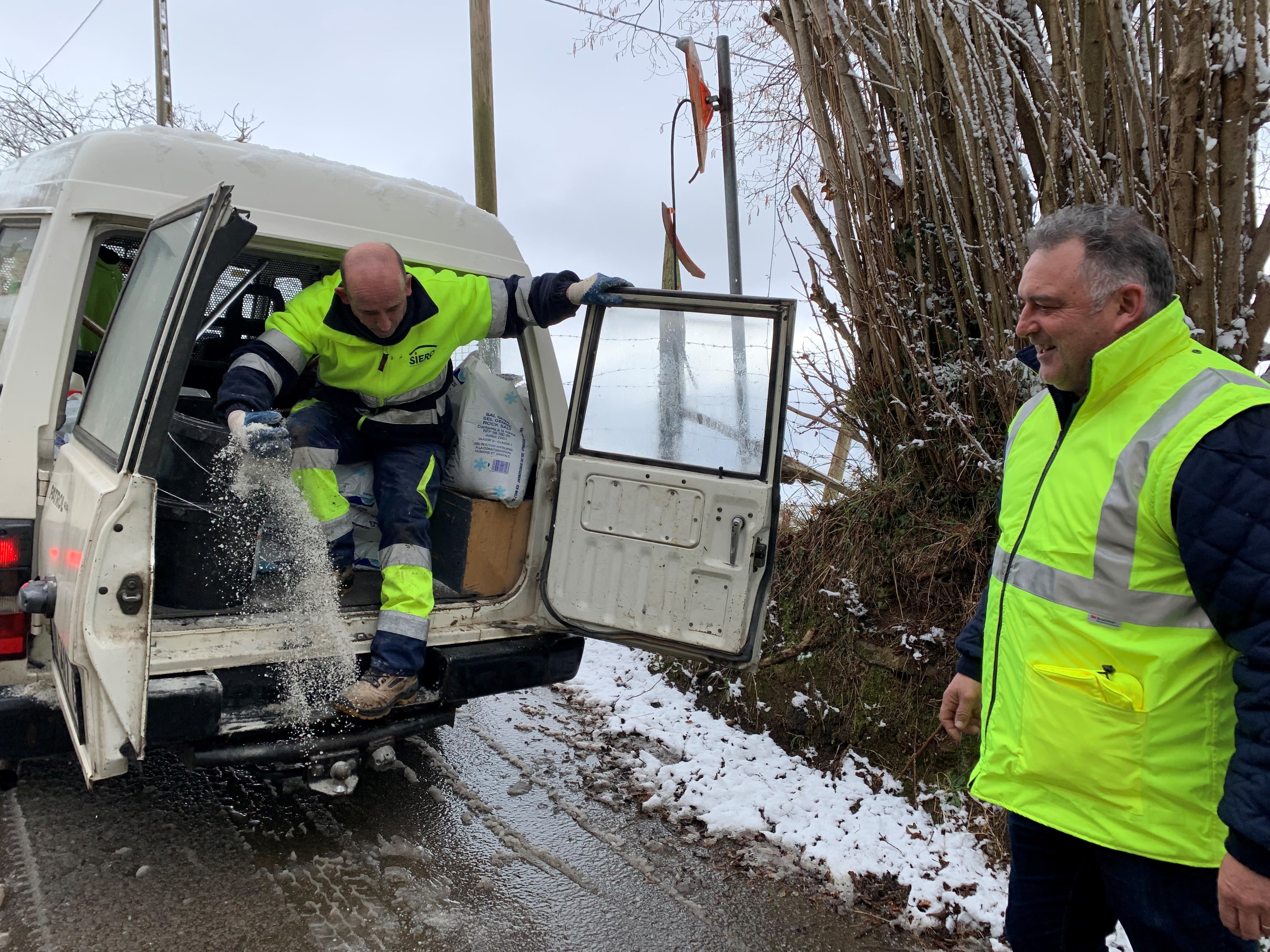 Operarios del ayuntamiento de Siero trabajan en la zona alta del concejo.