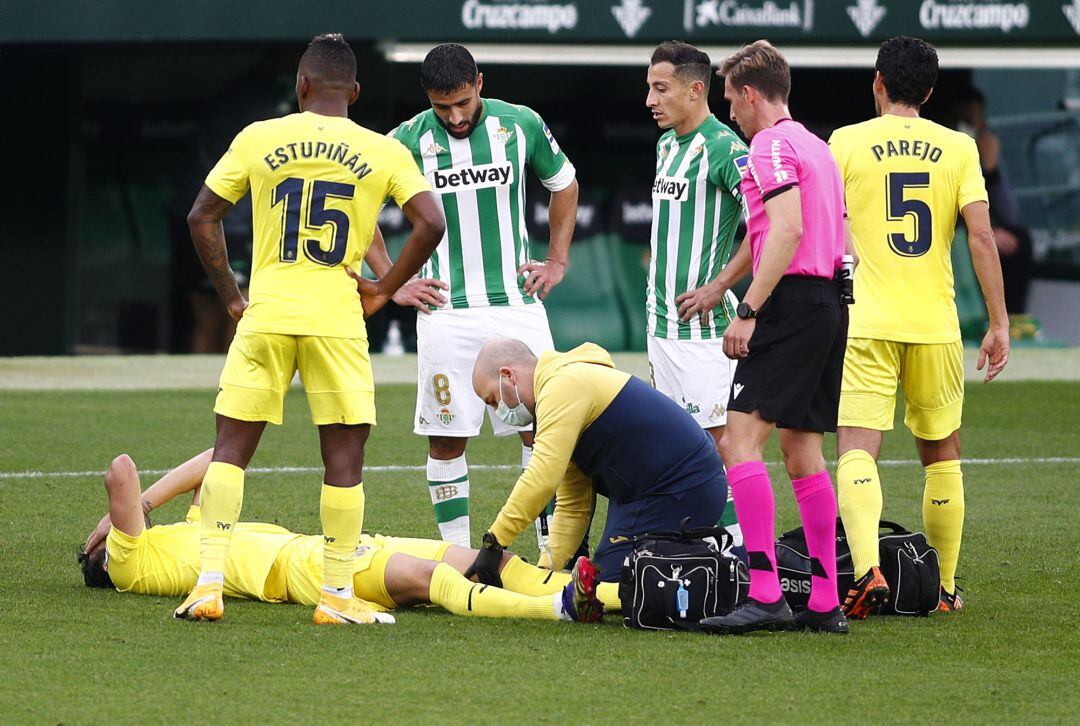 Vicente Iborra cae lesionado de la rodilla ante el Betis