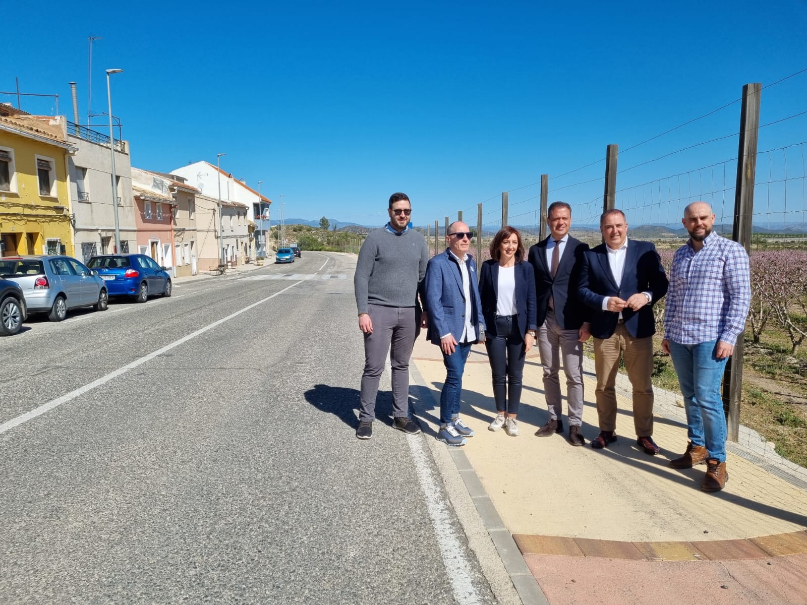 El consejero de Presidencia, Portavocía, Acción Exterior y Emergencias, Marcos Ortuño, junto con la alcaldesa de Bullas, María Dolores Muñoz, el director general de Administración Local, Francisco Abril, y concejales del Ayuntamiento.