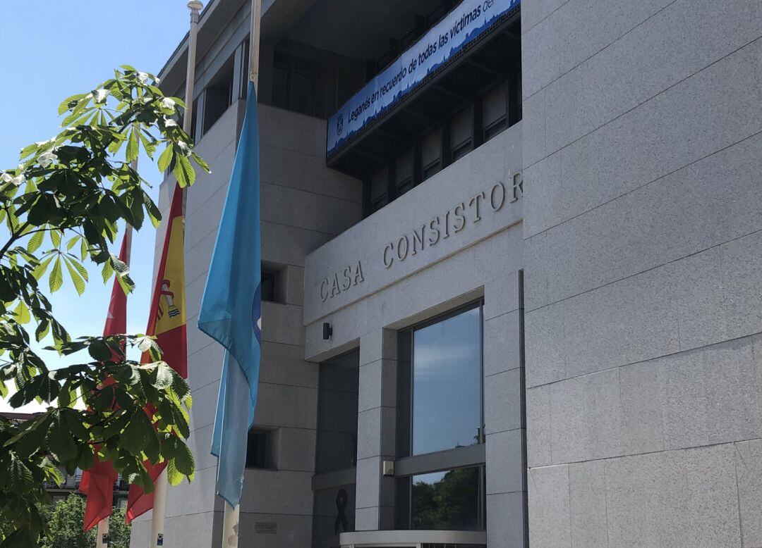 Fachada de la casa consistorial de Leganés, con las banderas a media asta.