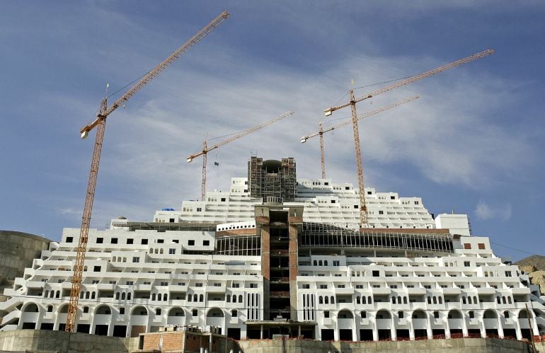 Fotografía de archivo del hotel Algarrobico, construido en el Cabo de Gata, en Carboneras (Almería)