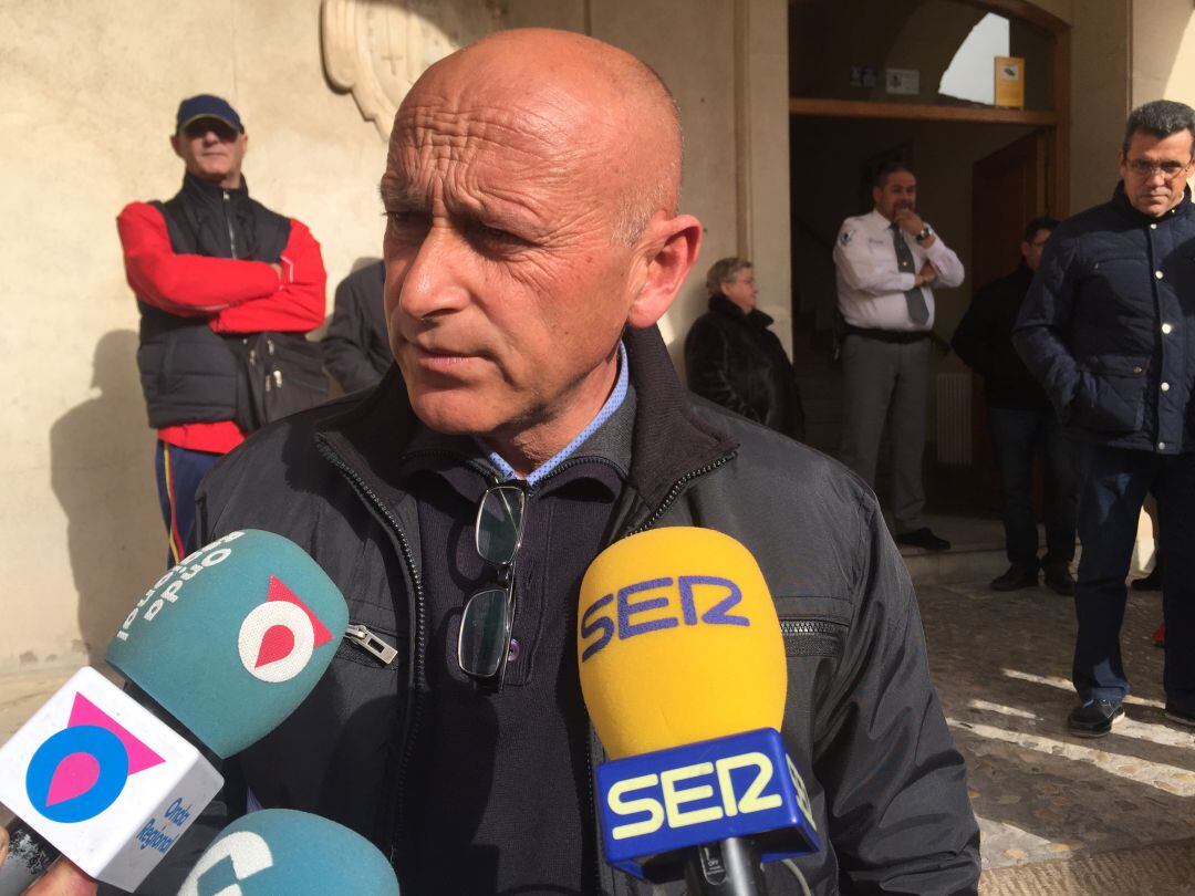 Pedro Sosa (IU-V) atiende a los medios de comunicación antes de entrar a los juzgados