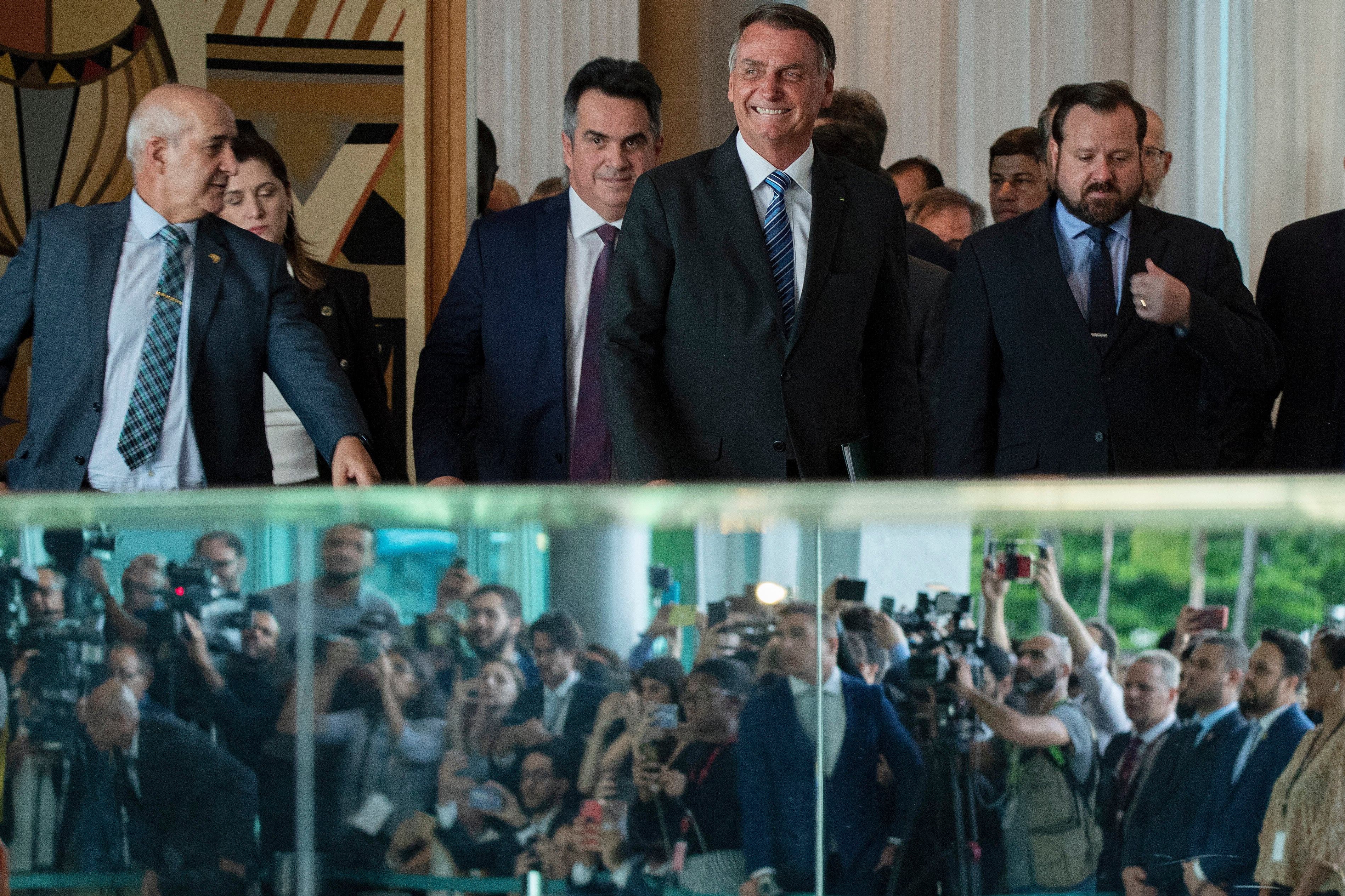 AME357. BRASILIA (BRASIL), 01/11/2022.- El presidente brasileño, Jair Bolsonaro, se pronunció hoy sobre los resultados de los comicios del pasado domingo, pero sin aludir a la victoria de Luiz Inácio Lula da Silva, y aseguró que &quot;seguirá siendo fiel a la Constitución&quot;. EFE/ Jo?dson Alves
