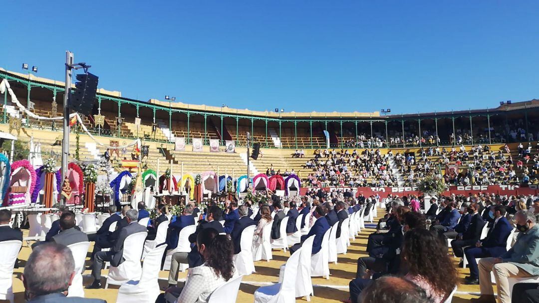 Momento de la celebración religiosa en la plaza de toros