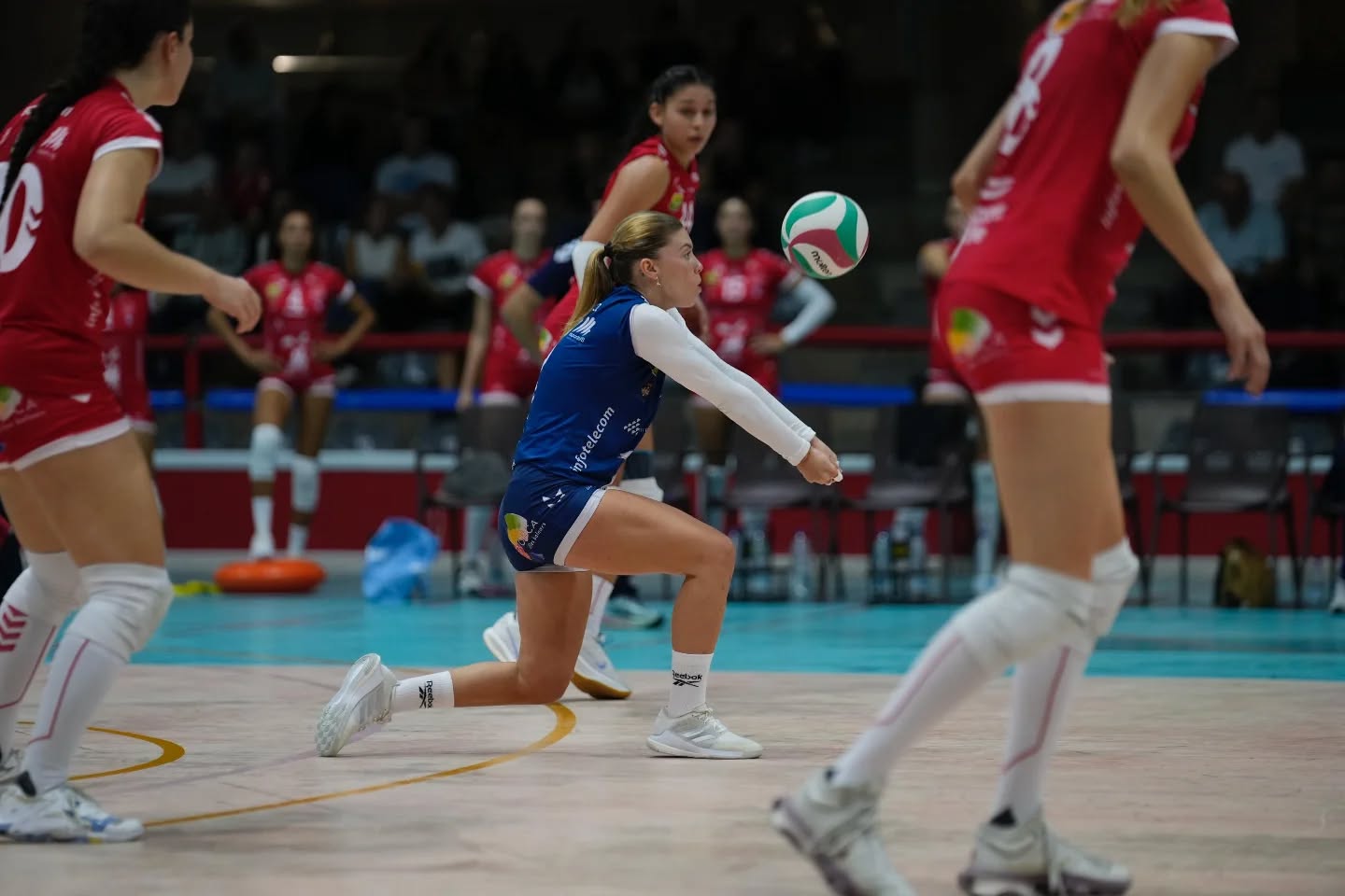 La lliure Patricia Rodríguez, amb la samarreta diferent distintiva, en una jugada d'un partit a Ciutadella.