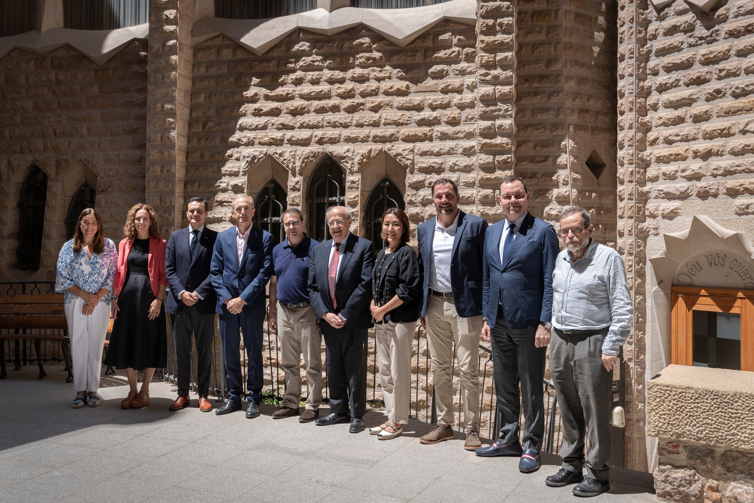 Foto de familia de la firma del acuerdo 'Camino de Gaudí' en la Sagrada Familia