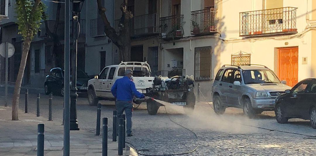 Operario desinfectando una calle en Pegalajar.