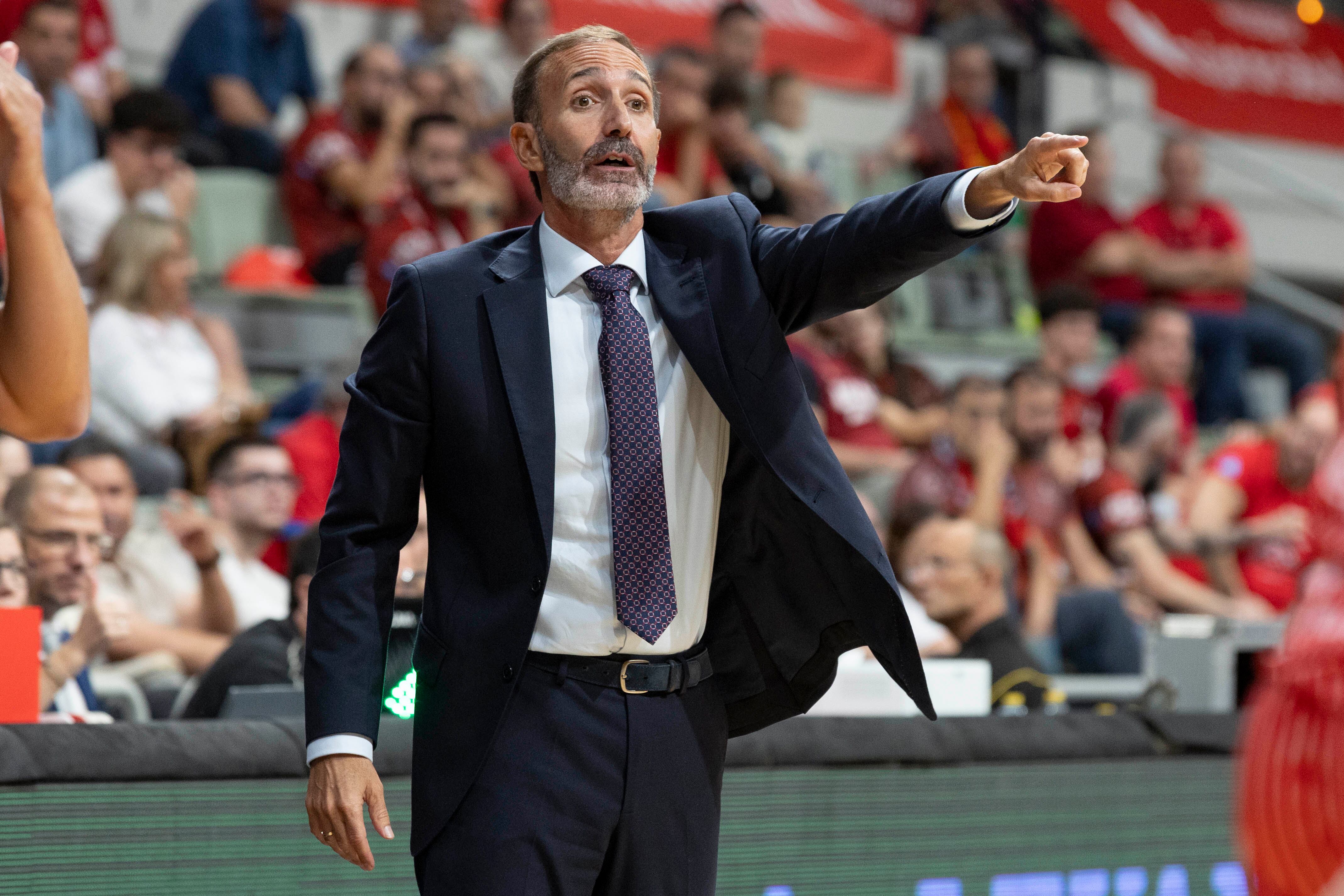 MURCIA,15/10/2025.- El entrenador del UCAM, Sito Alonso, durante el partido de la primera jornada de la Copa de Europa de baloncesto que UCAM Murcia y Rilski Sportist disputan este miércoles en el Palacio de los Deportes de Murcia. EFE/Marcial Guillén