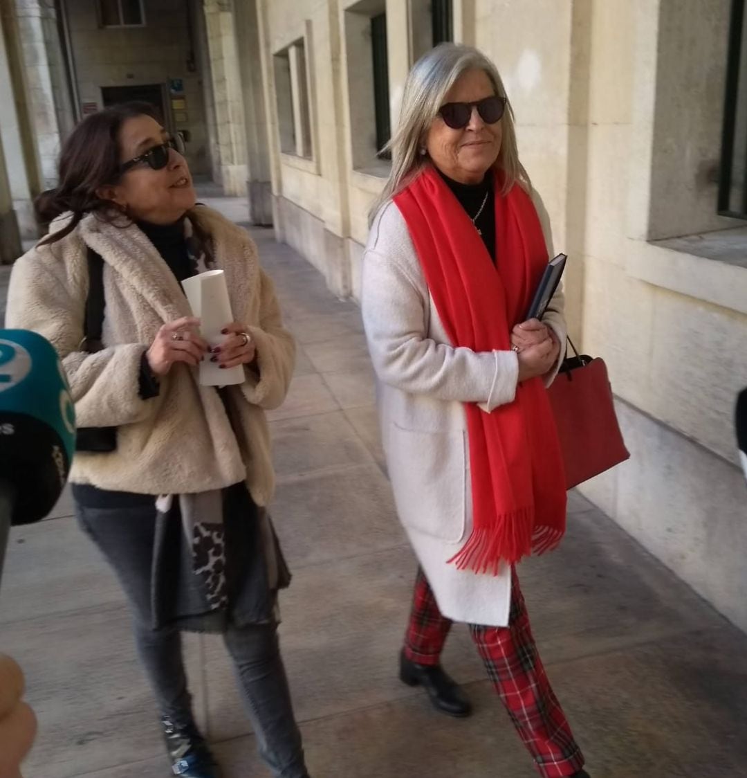 Catalina Rodríguez (izquierda) a su llegada a la Audiencia Provincial