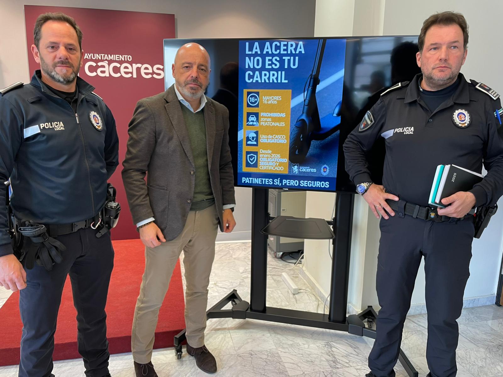 Presentación de la campaña de concienciación sobre el uso de patinetes eléctricos en el Ayuntamiento de Cáceres