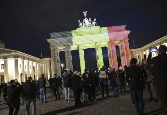 Vista de la puerta de Brandenburgo con los colores de la bandera nacional belga en Berlín