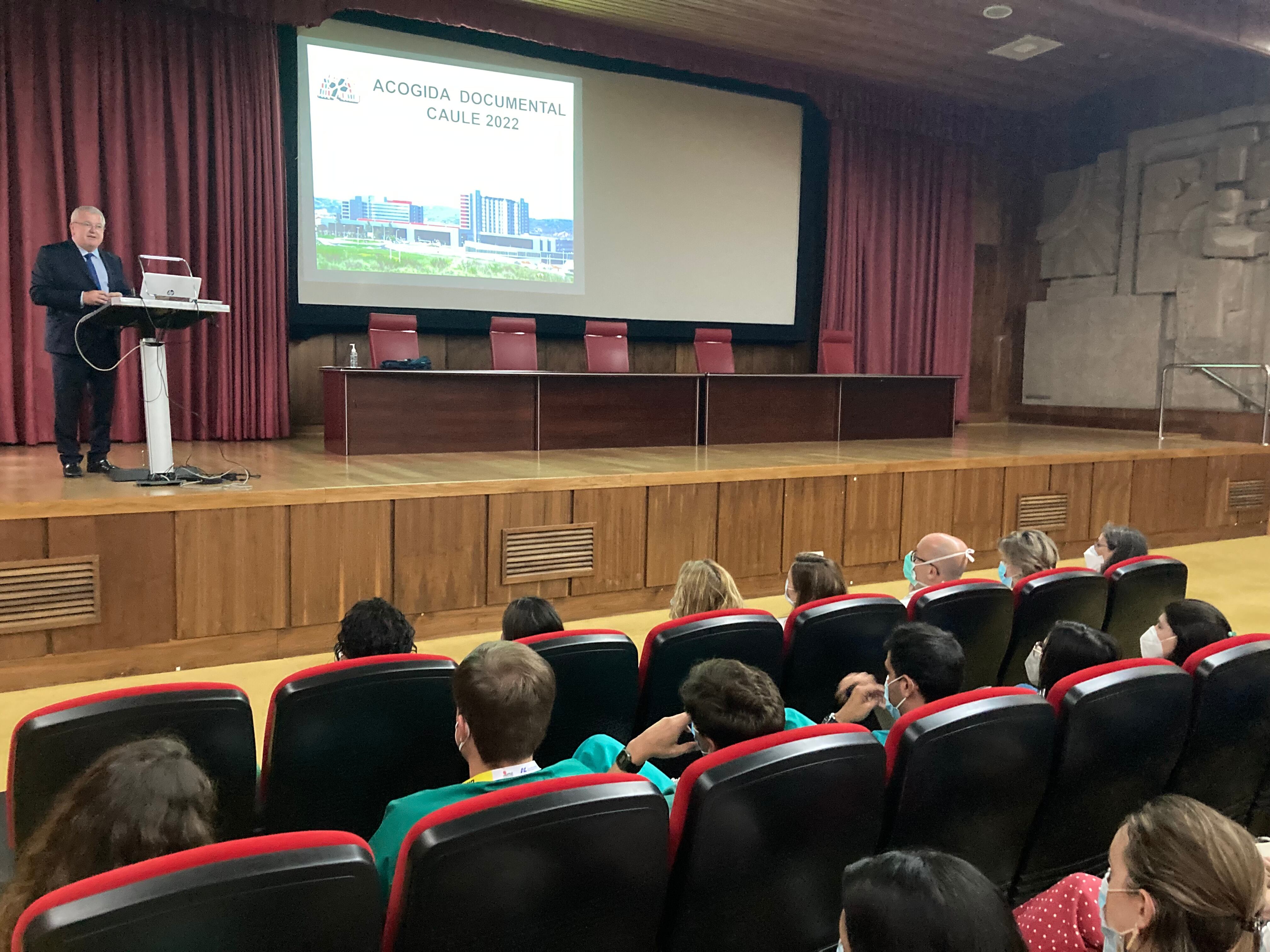 El nuevo gerente del Hospital, Alfonso Rodríguez-Hevia, da la bienvenida a los nuevos residentes del CAULE