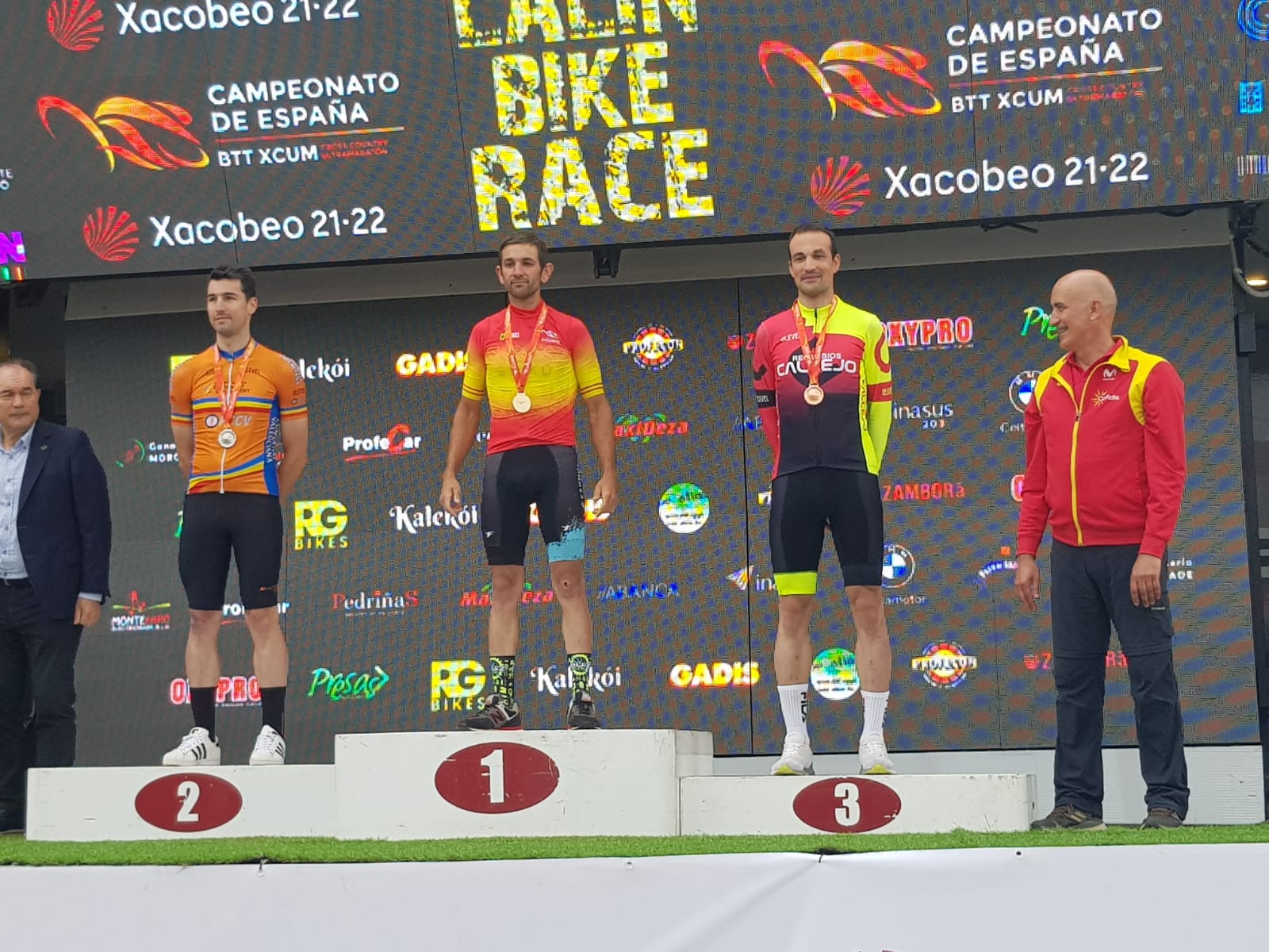 Ángel Gutiérrez (d) con su medalla de Bronce en el podio del Campeonato de España de Lalín (Pontevedra) en 2022